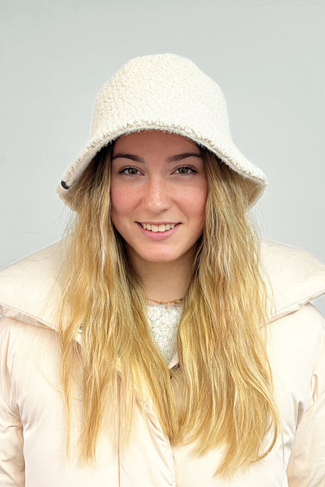 Cloche Donna Miley Natural bianca indossata
