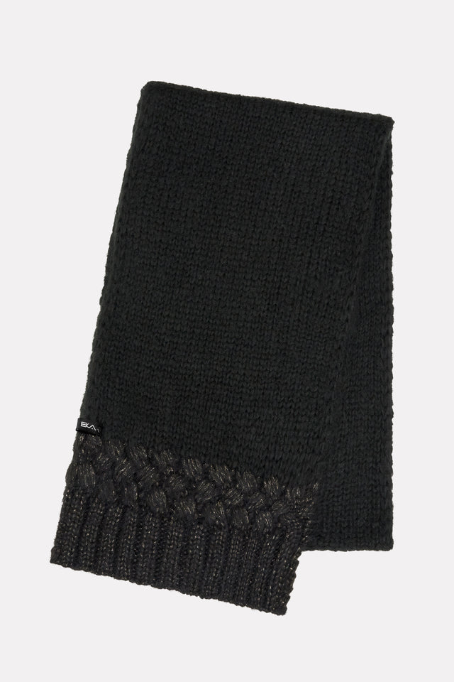Sciarpa Donna nera in morbida maglia fitta, con bordatura in tinta ed estremità glitter.