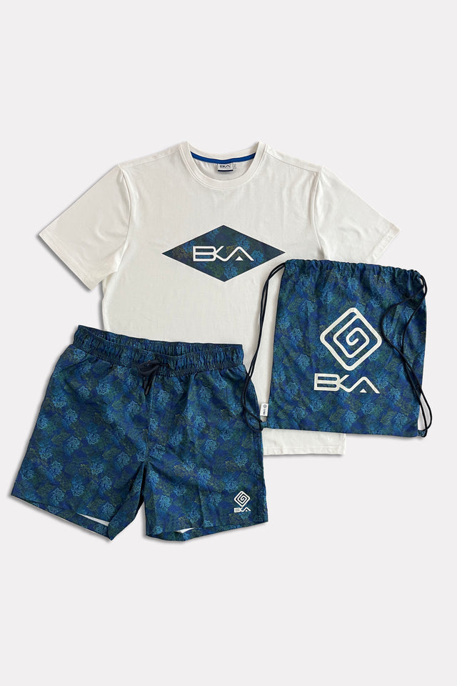 Set mare uomo composto da costume, t-shirt e pratica sacca; con stampa a tema coralli  su blu profondo.