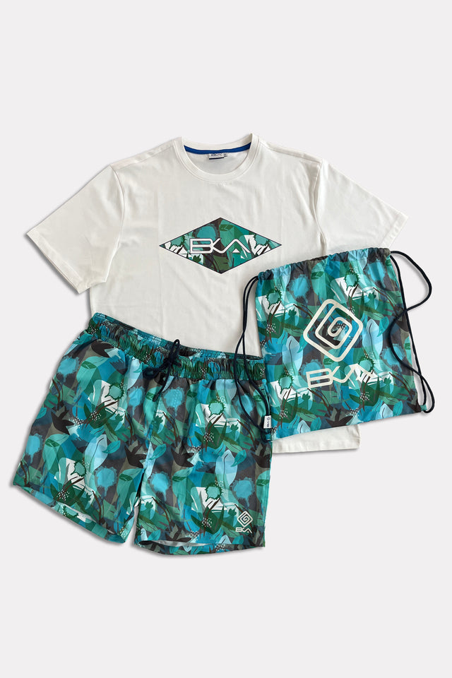 Set mare uomo composto da costume, t-shirt e pratica sacca in stampa coordinata a tema floreale.