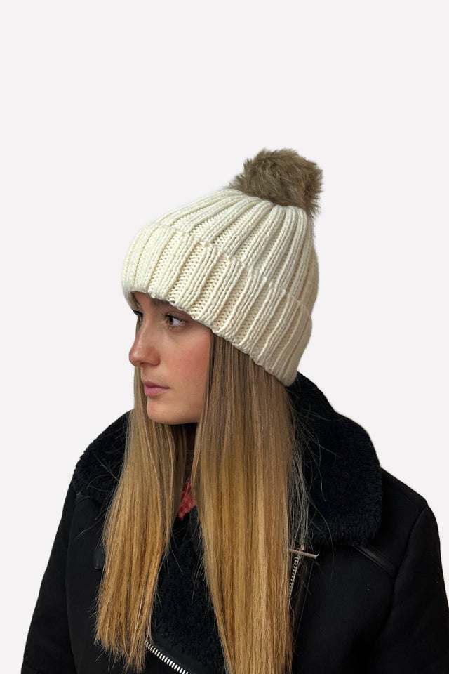 Berretto Donna Lisa Eco Pon bianco indossato lato